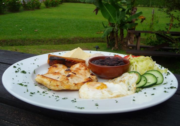 Typical chicken casado at Que Rico Restaurant, La Fortuna - Photo - Go