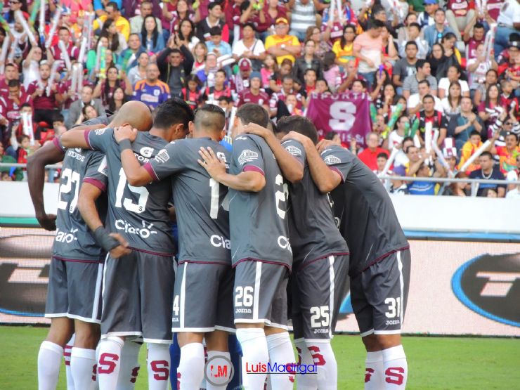 Saprissa players before game reunion