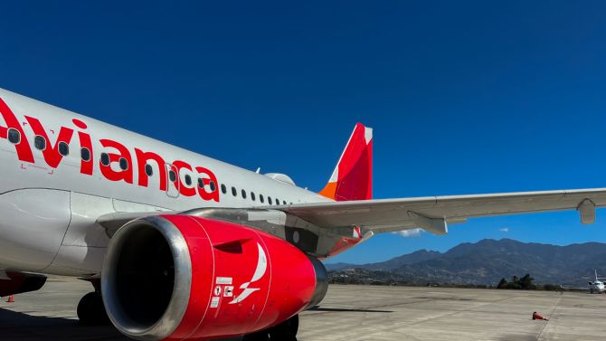 Avianca with the mountains behind at the San José Intl Airport