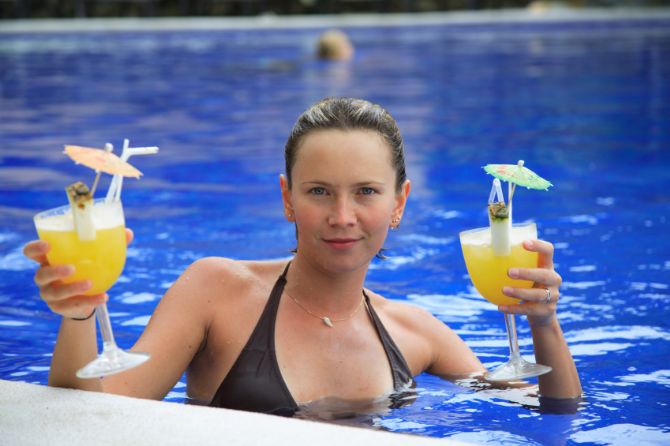Having cocktails in a pool in Jaco
