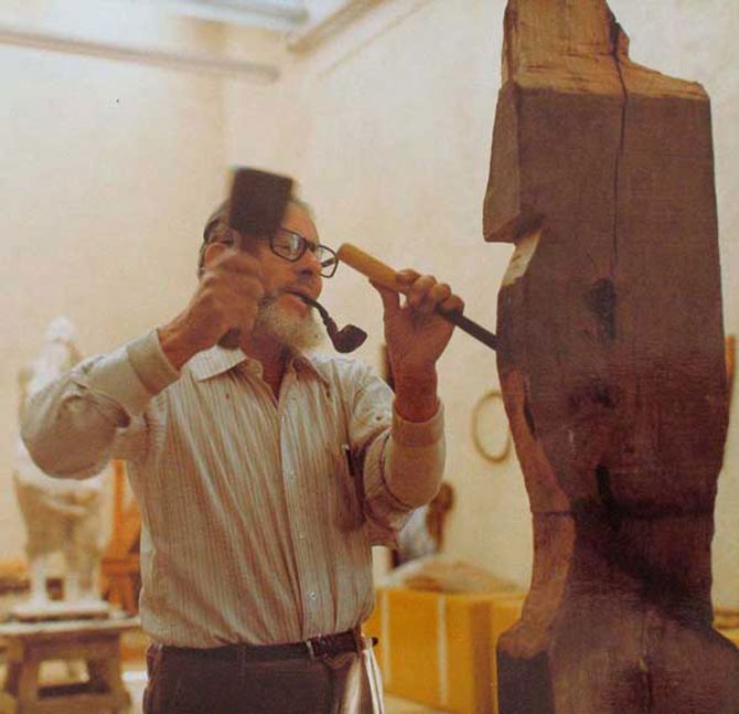 Francisco Zuñíga carving a sculpture - courtesy of www.franciscozuniga.org