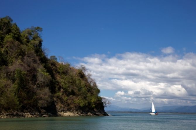 Sailing around the Papagayo Gulf