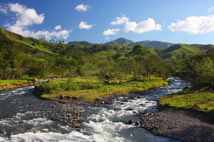 Beautiful river & mountains near Monteverde