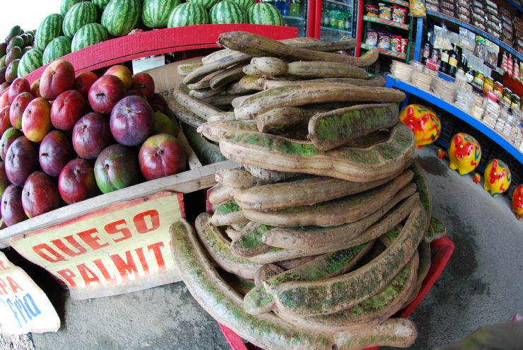 Typical Costa Rica Guaba fruit stand