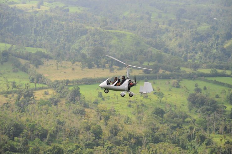 Gyroplane getting close to Manuel Antonio