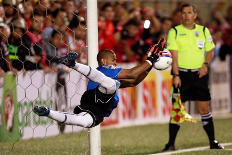 Liga goalkeeper saving goal