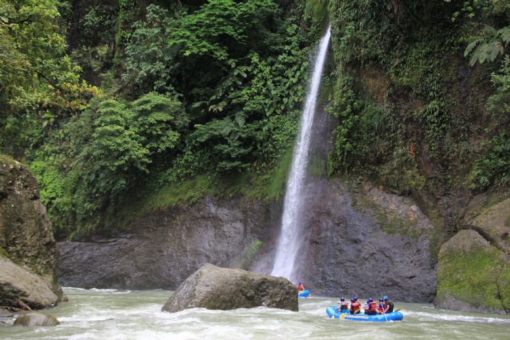 Waterfall on Rio Pacuare while rafting