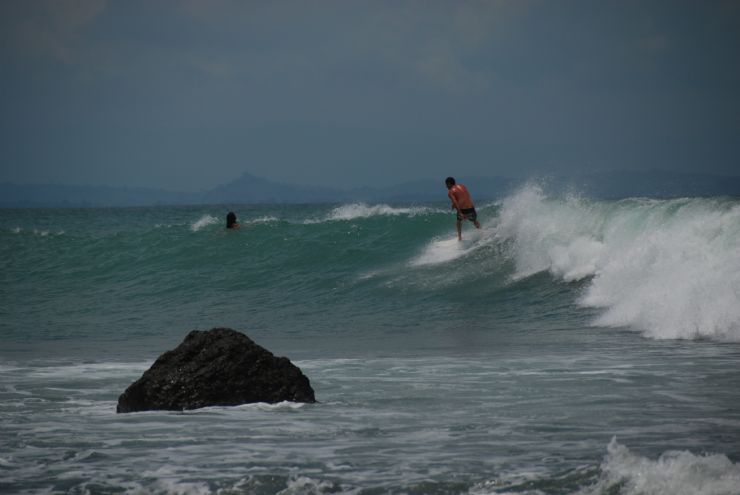 Surfer at Pan Dulce during big swell, Matapalo