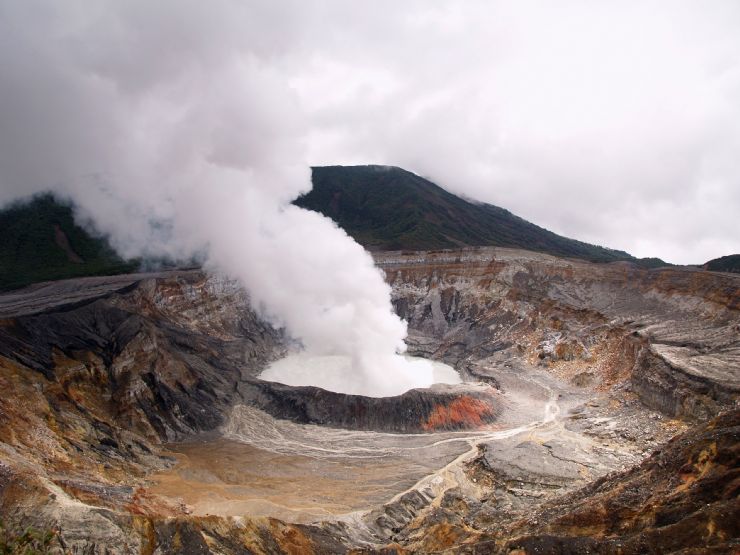 Póas Volcano Crater Smoking