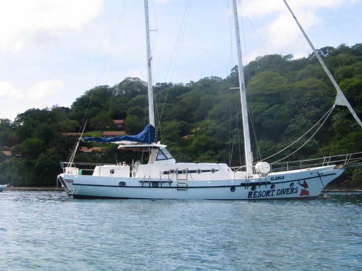 Resort Divers boat at the Hilton Papagayo