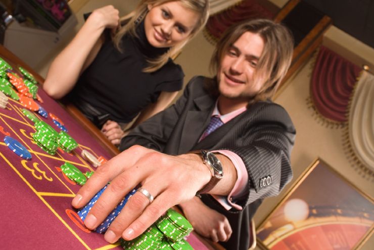 Couple playing roulette in a San José casino