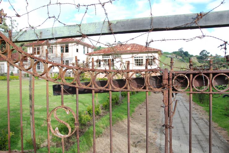 Old gate to Duran Sanatorium hospital, Cartago