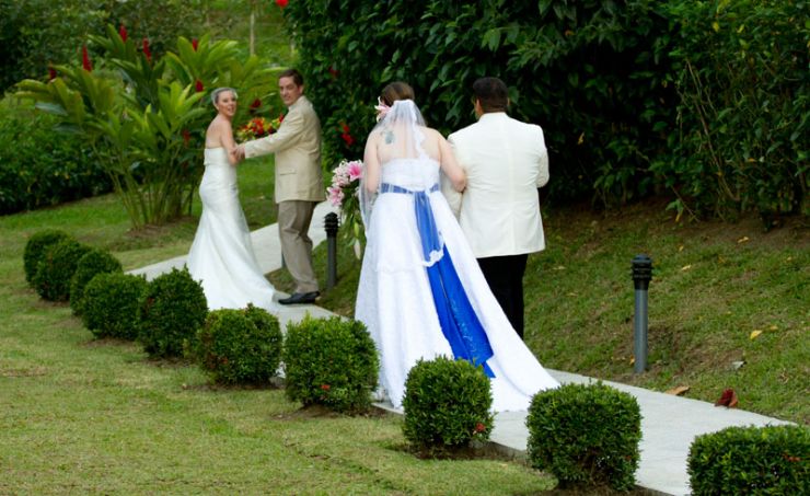 Couples in love walking to the Altar, La Fortuna