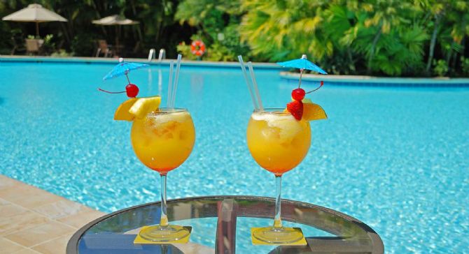 Pool with cocktails at the Barceló San José