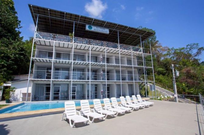 El Faro Beach Hotel, container building