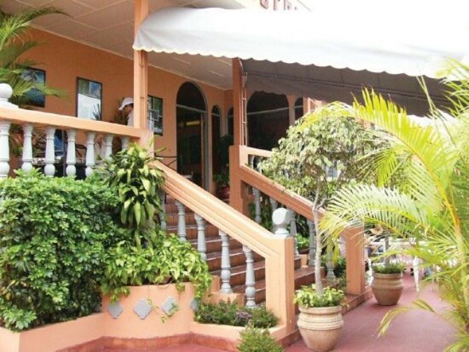 Main entrance at Hotel Vesuvio
