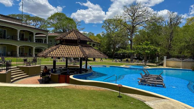 Pool bar in main pool at CC Beachfront Papagayo