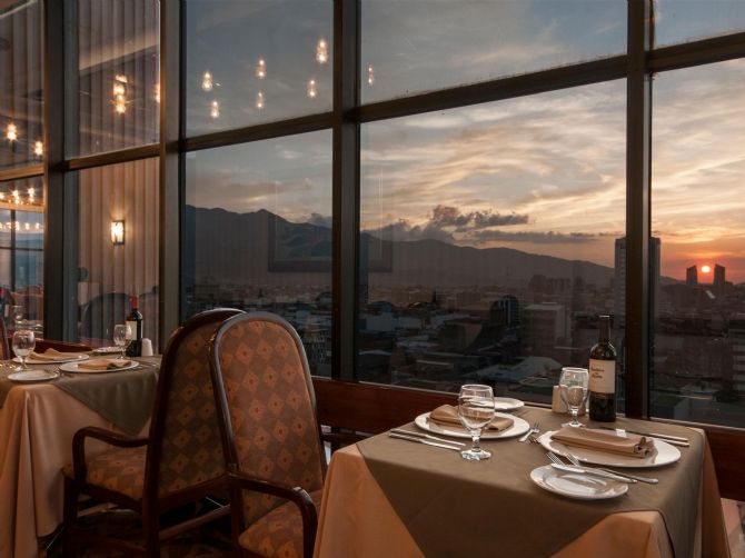 Amazing dinning view at Holiday Inn San José - Aurola