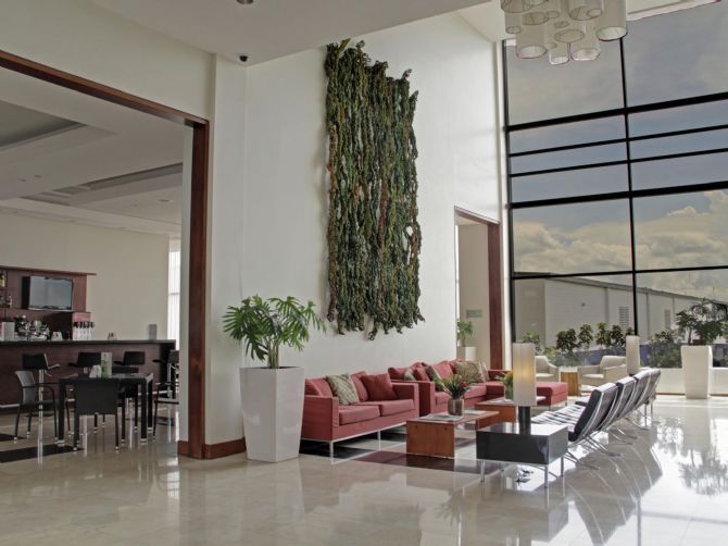 Lobby & Bar at the Holiday Inn San José - Escazú