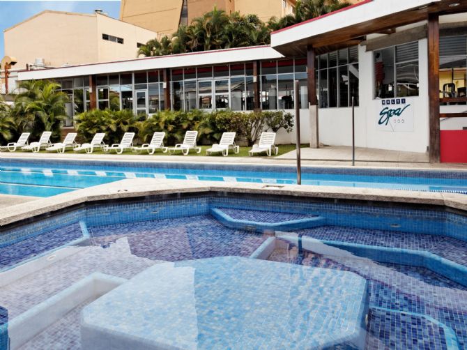 Pool & Jacuzzi at the Hotel Crowne Plaza Corobicí