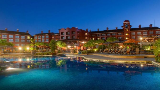 Los Suenos Marriott Ocean & Golf Resort pool at night