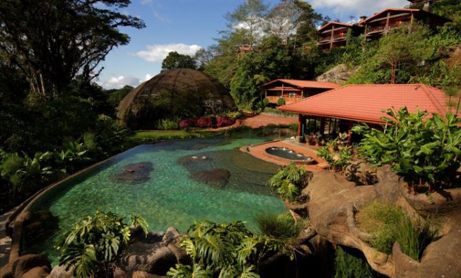 Pool & Jacuzzi at Peace Lodge