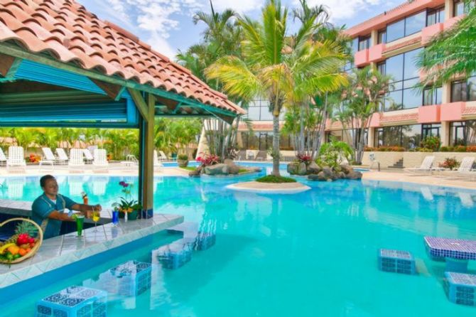 Pool bar at Wyndham San Jose Herradura Hotel & Convention Center