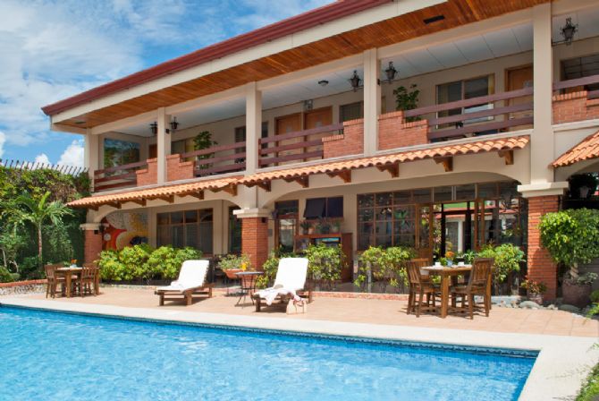 Rooms building and pool, Apartotel La Sabana