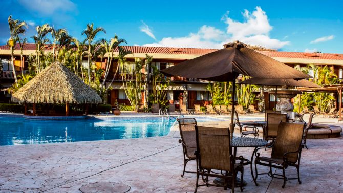 Poolside tables at the DoubleTree by Hilton Hotel Cariari San José - Costa Rica