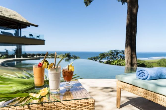 Poolside tropical drinks at Boutique Hotel Lagarta Lodge