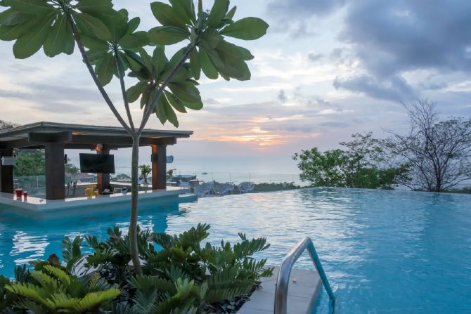 Swim up bar at Wyndham Tamarindo