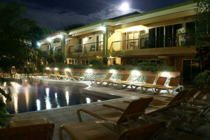 Hotel Mangaby at night