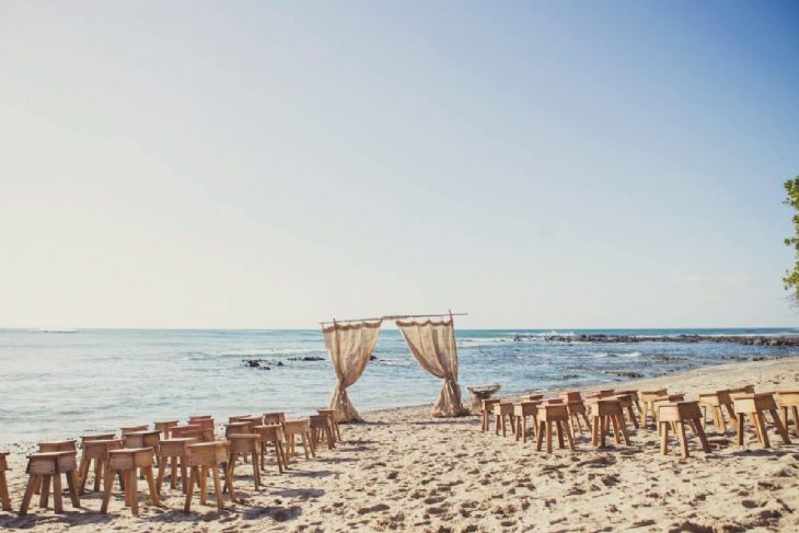 Beach wedding at Drift Away Eco Lodge